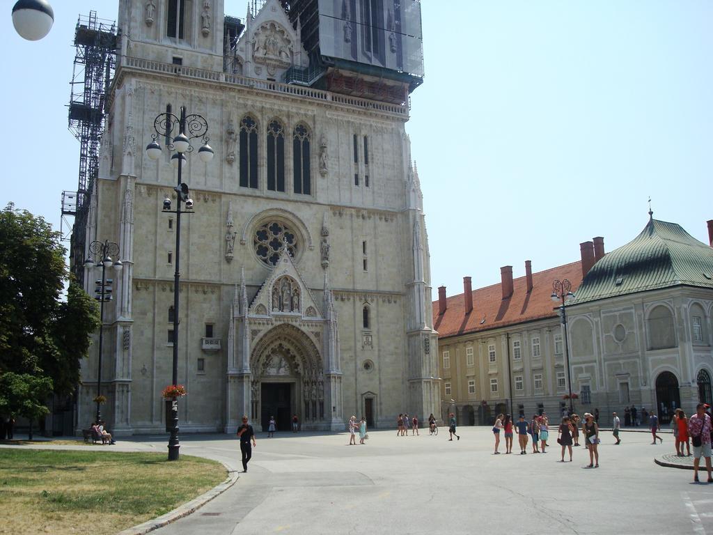 Zagrebrent Apartman *